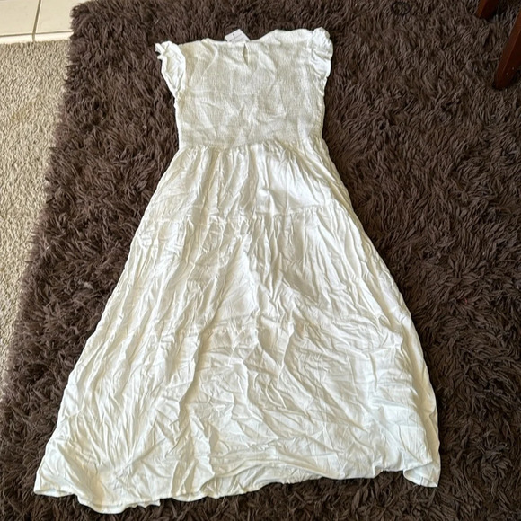 ZESICA FLUTTER SHORT SLEEVE SMOCKED TIERED MIDI DRESS white size large - Picture 3 of 7